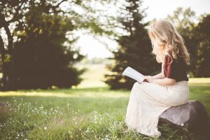 Dziewczyna z książką w parku
