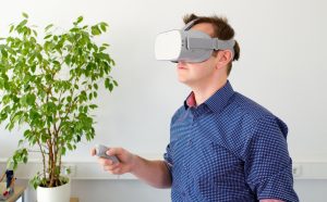 mężczyzna z okularami do wirtualnego spaceru