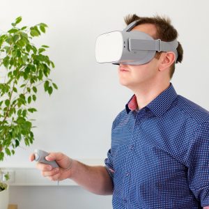mężczyzna z okularami do wirtualnego spaceru