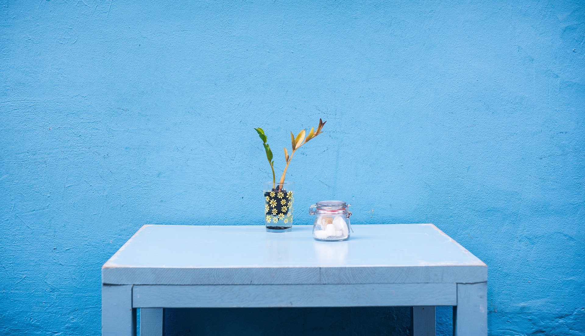 Drewniany stół pomalowany błękitną farbą akrylową
