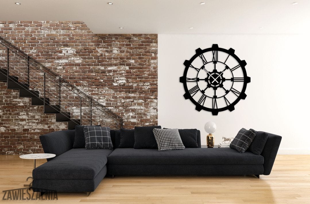 Duży czarny zegar ścienny wisi w salonie