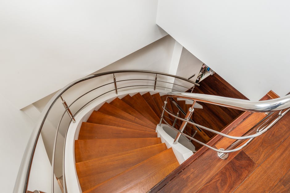 Wysokoeij jakości balustrada w domu przy schodach