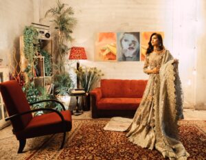 Kobieta w salonie stoi na dywanie orientalnym