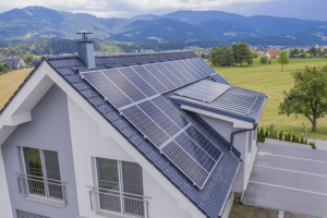 Panele słoneczne zamontowane na dachu domu jednorodzinnego