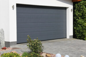 Zamontowana nowoczesna brama garażowa