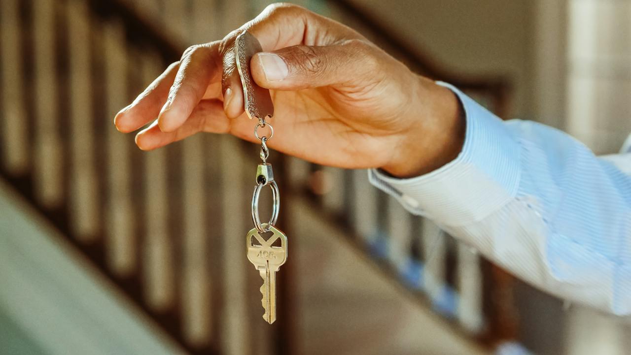 Mężczyzna trzyma klucz od domu
